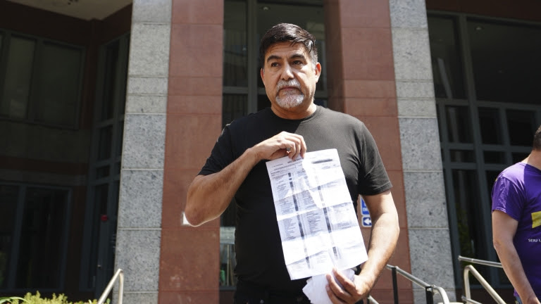 David Huerta, president of the Service Employees International Union (SEIU) California, who was arrested during an immigration raid last week, speaks after he was released on a bond in downtown Los Angeles, Monday, June 9, 2025. (AP Photo/Damian Dovarganes) Associated Press/LaPresse