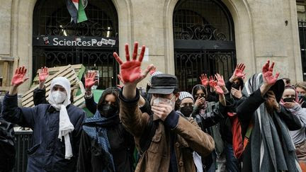 Manifestations propalestiniennes : trois questions sur les mains rouges brandies par des étudiants de Sciences Po mobilisés à Paris