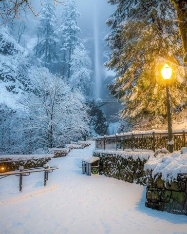 Multnomah-Falls-Frozen-Winter