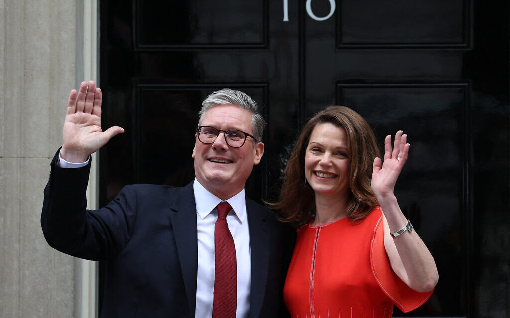 Britain's incoming Prime Minister Keir Starmer and leader of the Labour Party, and his wife Victoria pose on the steps of 10 Downing Street in London on July 5, 2024 (Photo by HENRY NICHOLLS / AFP)