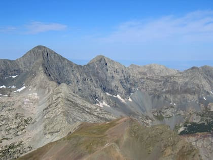 Los paisajes del suroeste, como las Montañas Sangre de Cristo, están enfrentando sequías, olas de calor e incendios forestales cada vez más intensos debido al cambio climático (Wikipedia)