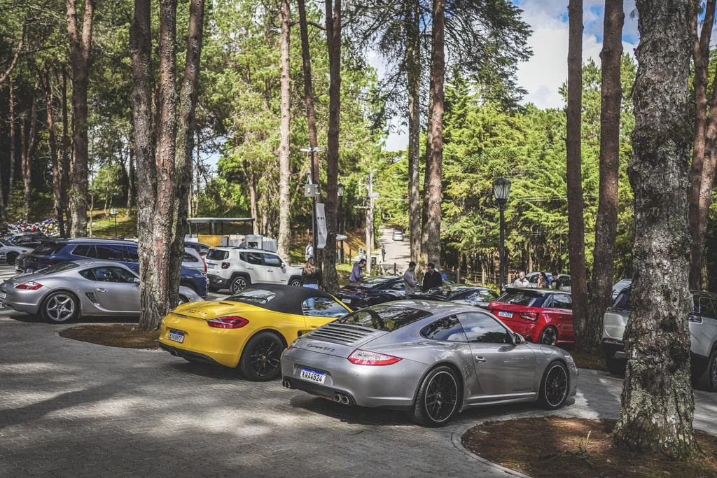 Porsches do Route Tour estacionados no museu CARDE, em Campos do Jordão (YO! Studio/Porsche Club Brasil)