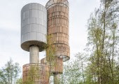 La infraestructura cuenta con dos volúmenes que fragmentan la torre y reducen su masa visual.