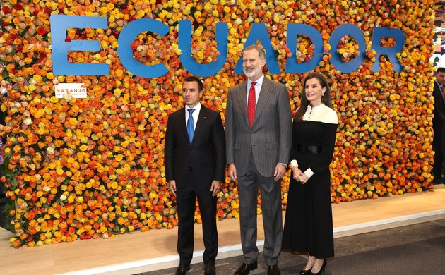 Sus Majestades los Reyes acompañados por el primer ministro de Ecuador, Daniel Noboa