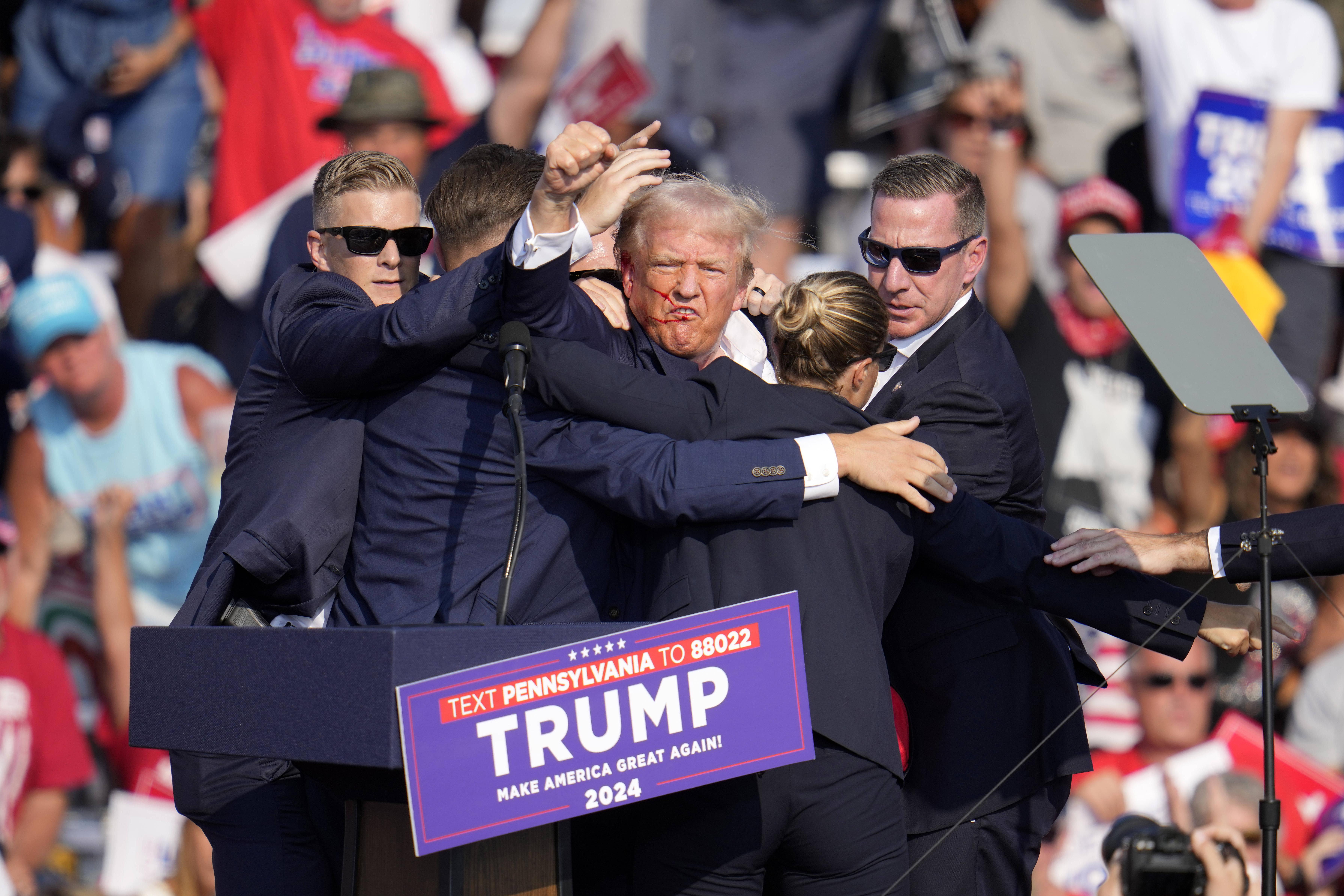 Trump blessé lors d’un meeting après une série de détonations : ce que l’on sait