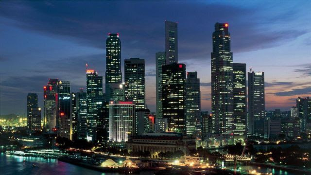 Arranha-céus de Singapura à noite.