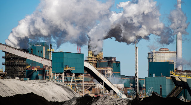 Opslag steenkool op het terrein van de staalfabriek van Tata Steel.
