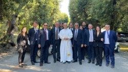 Papa Leone XIV riceve da Exelentia due veicoli elettrici per i viaggi apostolici in tutto il mondo