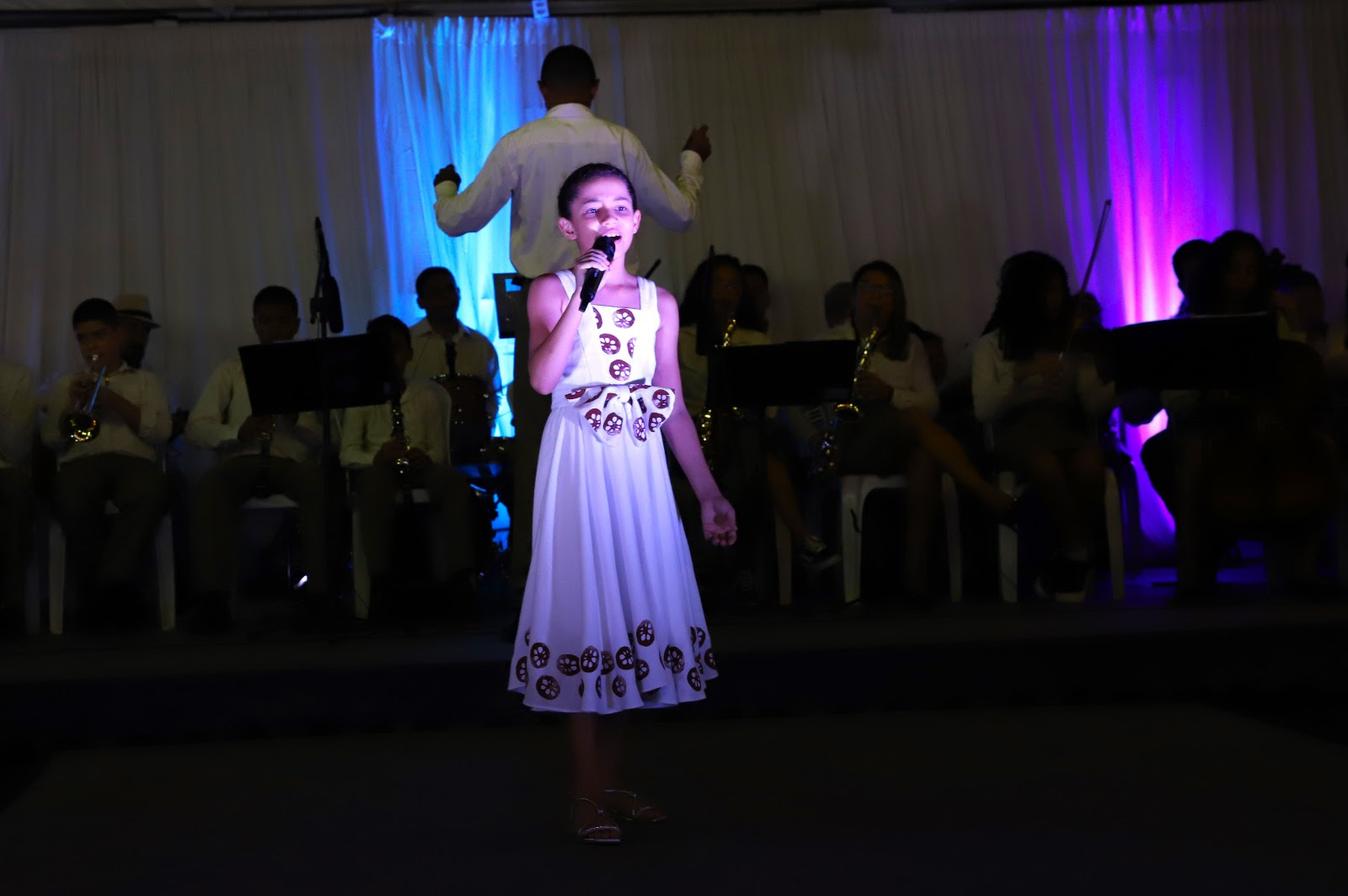 “Eu amei esse vestido, ele é muito bonito e gostei muito de me apresentar vestindo ele”, disse Izabela Marquezine, de nove anos, que também cantou durante o evento.