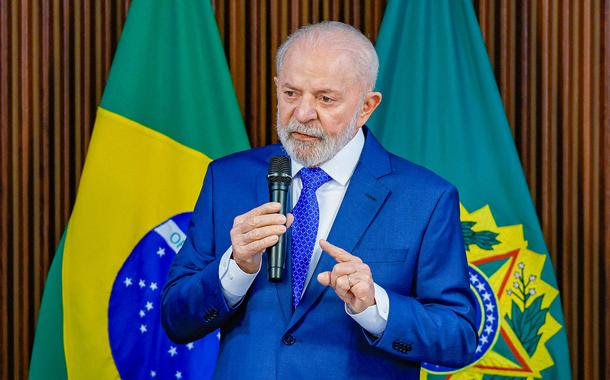 “Já aumentamos o salário mínimo em 11% e vamos continuar aumentando”, promete Lula