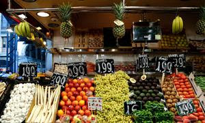 Frutas y verduras frescas expuestas en el mercado de la Boquería de Barcelona, España.