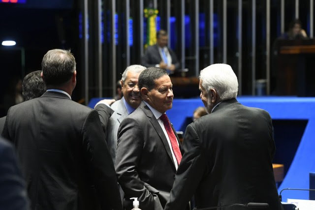 Senador Hamilton Mourão, Jaques Wagner e Jayme Campos durante sessão do Senado Federal para discutir a PEC 42/2023