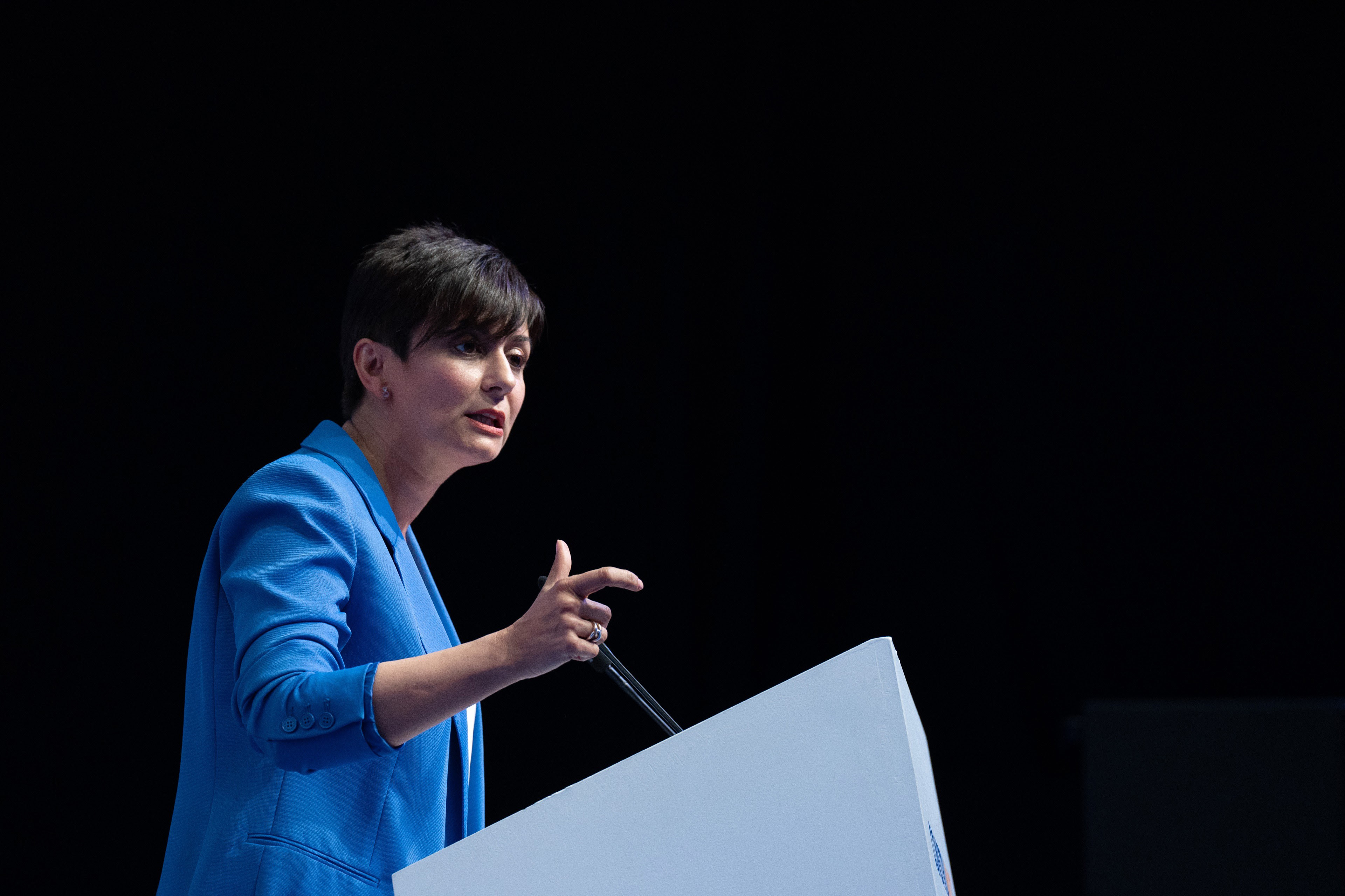 El PSOE registra una ley para subir el IVA de pisos turísticos al 21% y gravar más la vivienda vacía La ministra de Vivienda y Agenda Urbana, Isabel Rodríguez, durante la inauguración de Construmat 2025, en la Fira Barcelona Gran Via, a 21 de mayo de 2025, en L'Hospitalet de Llobregat, Barcelona, Catalunya (España). El evento, referente en el sector de l