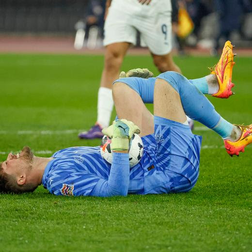 Gregor Kobel Schweiz, 01 verletzt am Boden , UEFA , Nations League, Gruppe A, Schweiz vs. Serbien, 15.11.2024, Stadion Letzigrund, Zürich, Schweiz Zürich Stadion Letzigrund Zürich Schweiz *** Gregor Kobel Switzerland, 01 injured on the ground , UEFA , Nations League, Group A, Switzerland vs Serbia, 15 11 2024, Letzigrund Stadium, Zurich, Switzerland Zurich Letzigrund Stadium Zurich Switzerland Copyright: xGrantxHubbsx