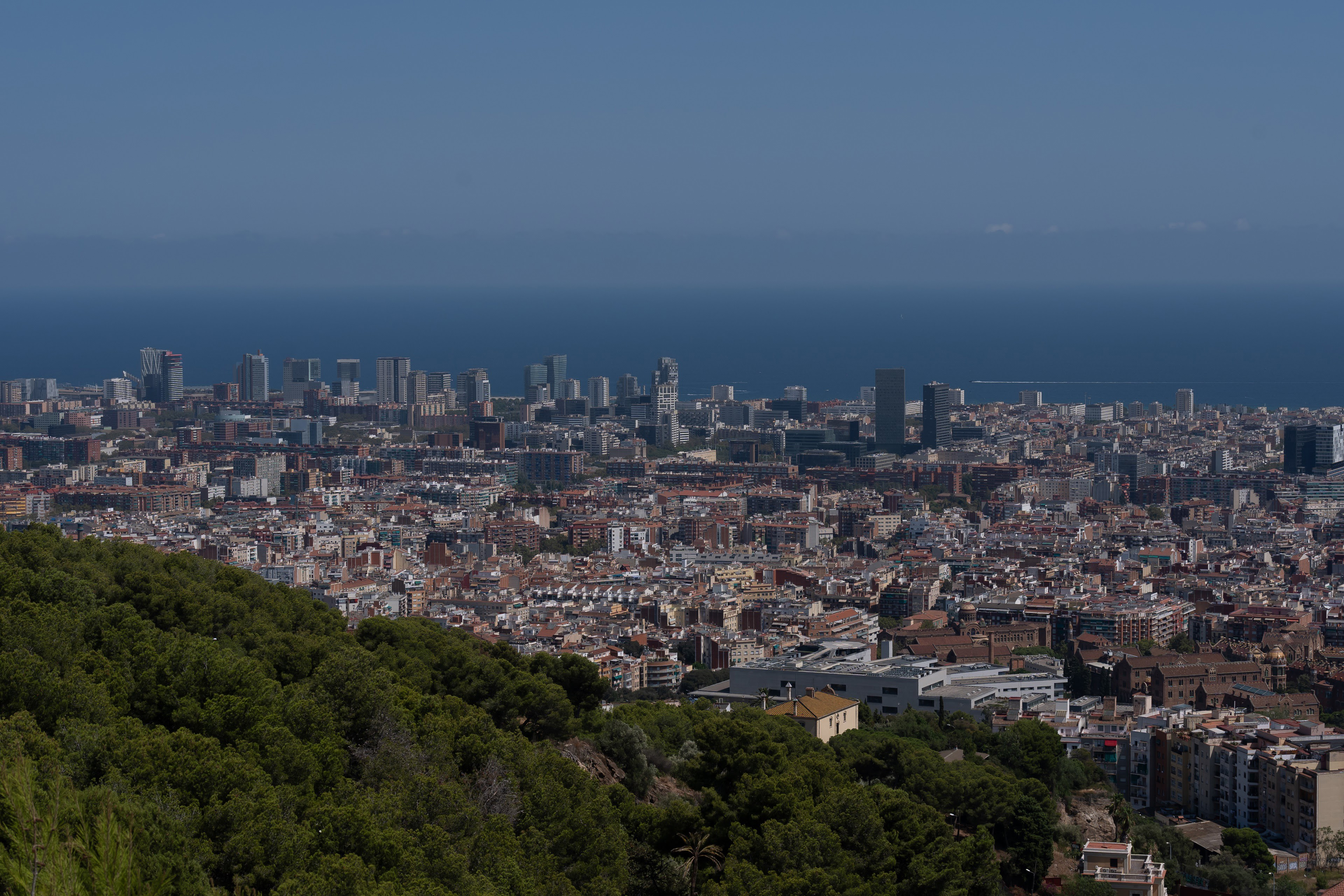 Apartur alerta de que el modelo de regulación de pisos turísticos en Barcelona está en riesgo Archivo - Vista panorámica de Barcelona.