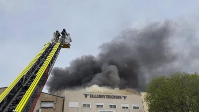 Un incendio en un taller mecánico de camiones de Getafe genera una gran columna de humo