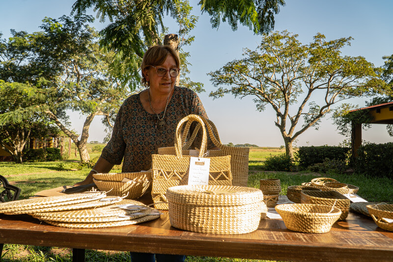 Nelly Cardozo, local artisan with her hand-woven baskets. Photo credit: Andi Villarreal