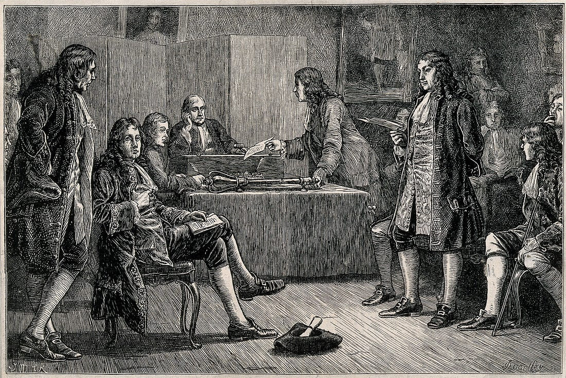 Una escena de tribunal histórica con hombres vestidos como en el siglo XVII; un hombre permanece de pie para hablar mientras los demás se sientan y observan, con papeles y pelucas visibles.