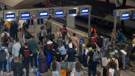 Les TGV au départ et à l'arrivée de la gare Montparnasse à Paris sont retardés en raison d'un incendie aux abords des voies dans l'Eure-et-Loir