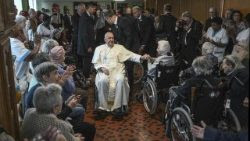 Papa Francesco durante la visita a sorpresa in una casa per anziani in Belgio
