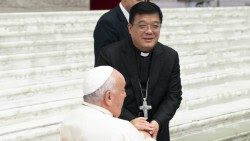 Mons. Giuseppe Yang Yongqiang, vescovo di Hangzhou, con Papa Francesco