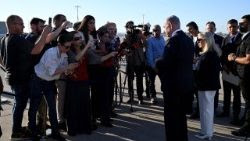 L'incontro del premier israeliano Netanyahu con i giornalisti prima di partire per gli Usa