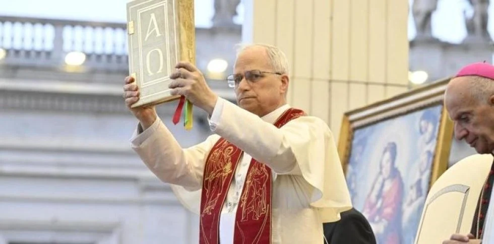 León XIV eleva las Escrituras durante la vigilia de Pentecostés, este sábado en la Plaza de San Pedro.