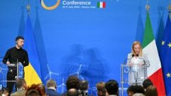 Il presidente Zelenski e la premier Meloni al punto stampa