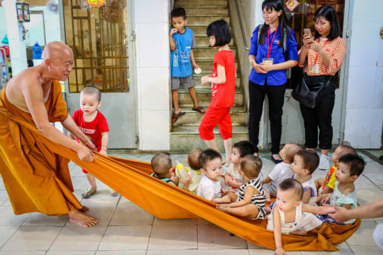 Sư thầy Thiện Chiếu và các trẻ mồ côi tại mái ấm tình thương