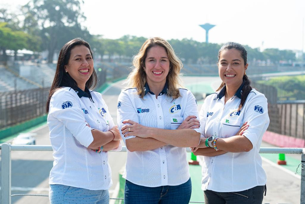 Bia Figueiredo entre Rachel Loh e Bruna Frazão (Luís França/Agência Vai Foto)