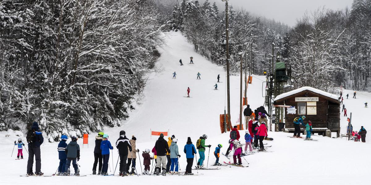 Des personnes profitent du dernier jour des vacances scolaires vaudoises pour faire du ski sur le domaine skiable du village de Saint-Cergue appartenant a Tele-Dole lors de la crise du Coronavirus (Covid-19) le dimanche 3 janvier 2021 a Saint-Cergue dans le Jura vaudois. Le canton de Vaud va serrer la vis contre le coronavirus. Le gouvernement a annonce officiellement ce dimanche la fin des mesures d'exception. Concretement, les restaurants et buvettes sur les pistes de ski doivent fermer. (KEYSTONE/Jean-Christophe Bott)