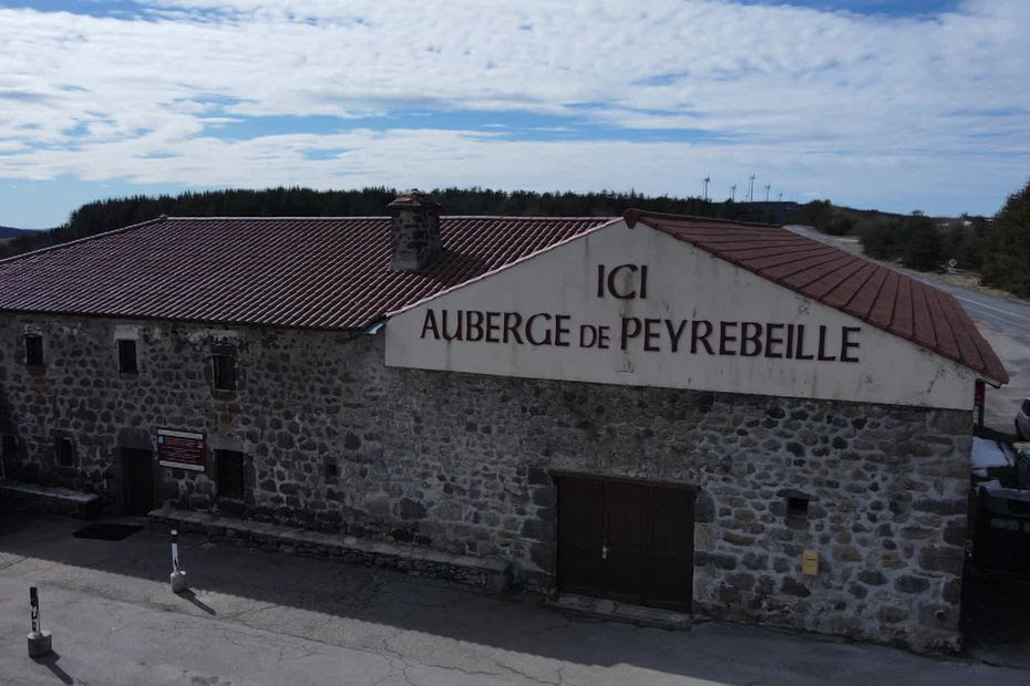 Randonnée : à la découverte de l’effrayante Auberge Rouge en Auvergne