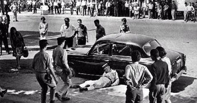 Police surround the body of a French military officer assassinated by FLN members in the Algerian city of Algiers in 1959.