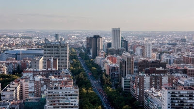 Resumen de noticias: Aumento en ventas de coches y precios de carburantes en Madrid, críticas a la gratuidad limitada de la R-5, y hallazgo de cartel taurino de 1769