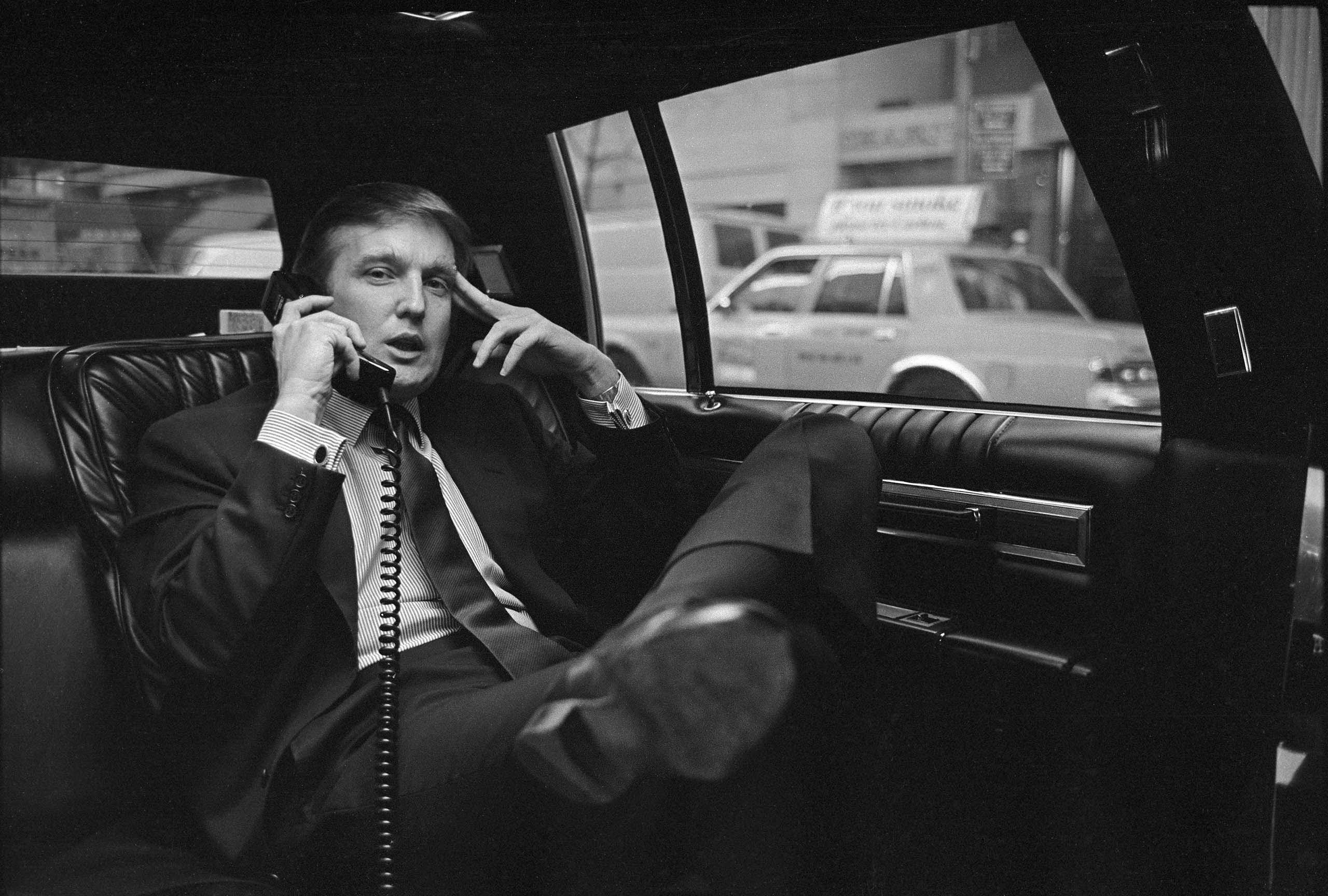Donald Trump đang nói chuyện điện thoại trong xe hơi