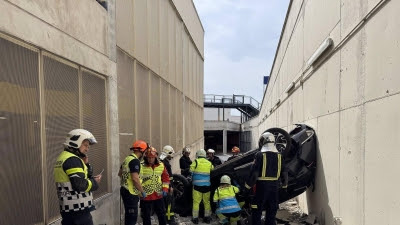 Una mujer queda atrapada en su vehículo tras caer desde 8 metros en un centro comercial de Majadahonda