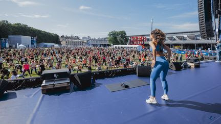 Paris 2024 : le Club France témoin d’une séance de sport géante avec la coach fitness Sissy Mua