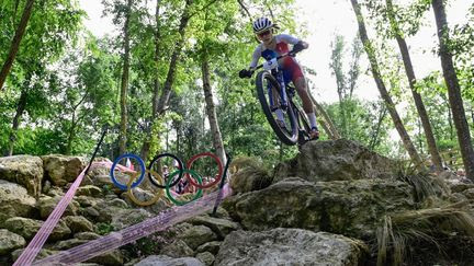 VTT aux JO 2024 : grande chance de médaille, la Française Loana Lecomte chute à mi-course alors qu'elle était à la lutte pour la 3e place