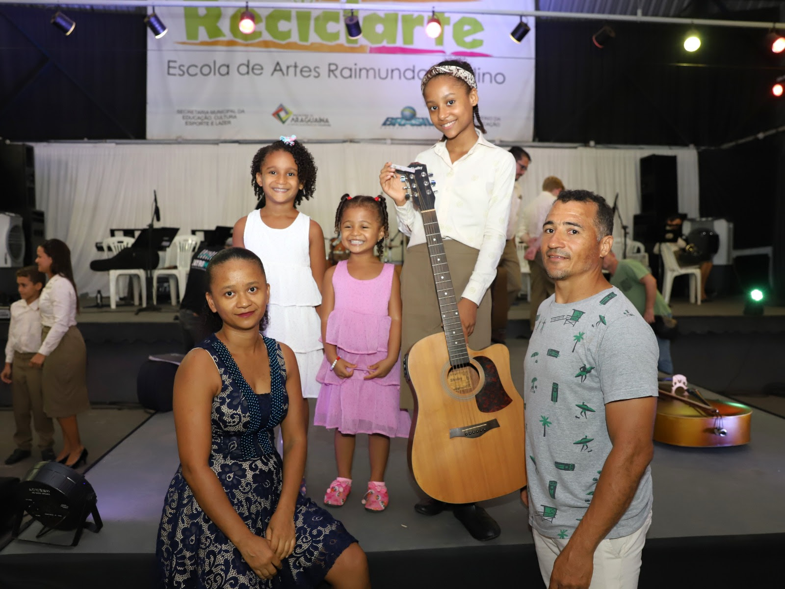 “A Júlia gosta muito de cantar e tocar violão e, aqui na Reciclarte encontramos essa oportunidade. Como pai posso dizer que é transformador tudo que eles aprendem aqui”, disse Júnior Batista dos Anjos, ao lado das filhas e esposa.