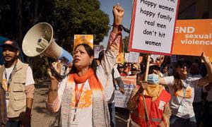 Activistas se manifiestan en Cox's Bazar, Bangladesh, portando pancartas en protesta por la violencia sexual y de género durante los "16 Días de Activismo contra la Violencia de Género" en noviembre de 2022. 