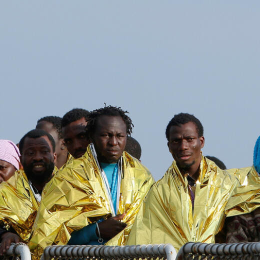 Un groupe de migrants débarque dans un port du sud de l'Italie. Une agence de voyage propose un tour humanitaire d'aide aux réfugiés coûtant plusieurs milliers d'euros.