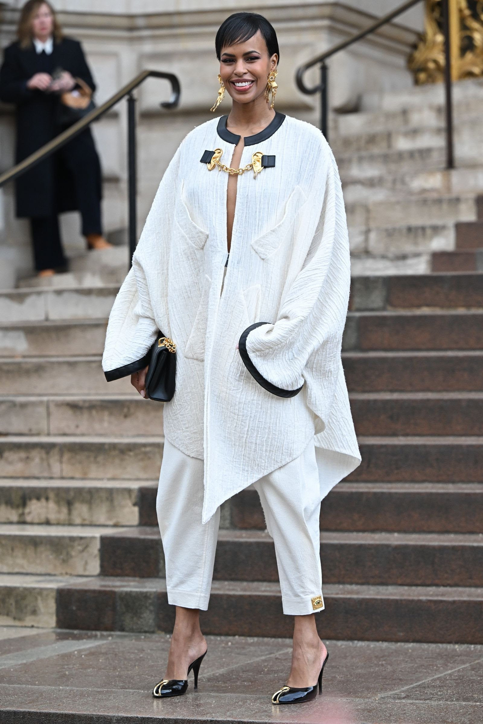 Vestir de color blanco en invierno según el street style de la semana de la Alta Costura de París