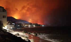 Un incendio forestal arde en el suburbio de Palisades, en Los Ángeles, California.