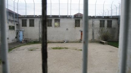 Pyrénées-Atlantiques : un détenu retrouvé mort à la prison de Pau après un incendie dans sa cellule
