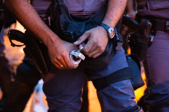 Policial militar de São Paulo segura granada
