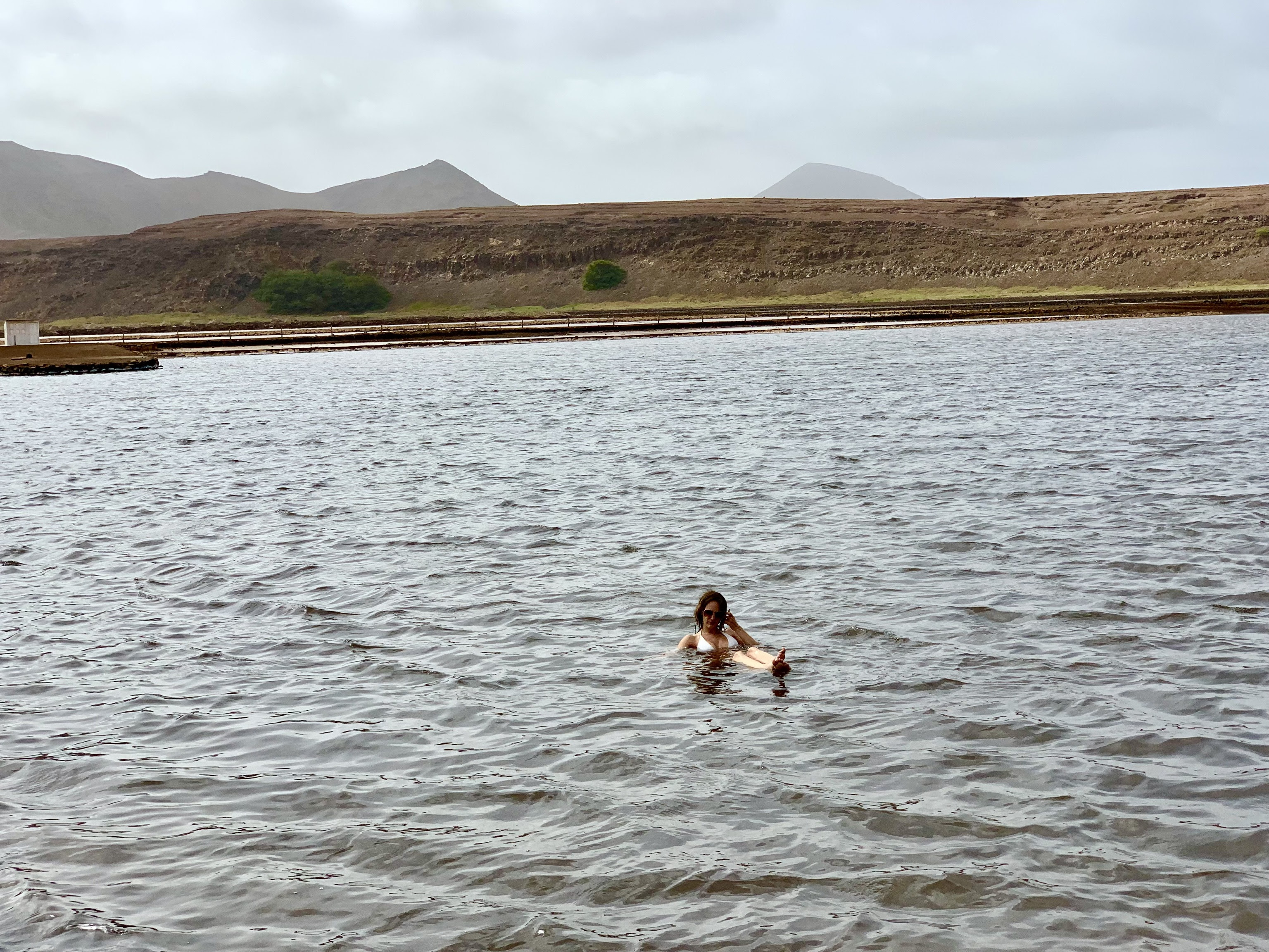 Una bañista flota en las salinas de Pedro da Lume.