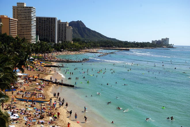 La famosa playa de Waikiki es probablemente la más popular de Hawái, y sus espigones y rompeolas protegen la arena de la erosión.