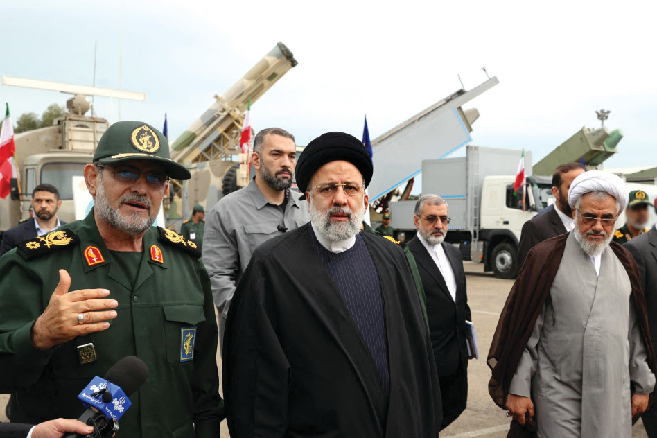 Le président iranien Ebrahim Raïssi visite la base des Gardiens de la Révolution (Photo : Reuters)