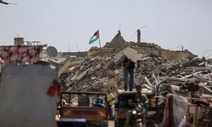 La bandera palestina ondea sobre ruinas en Khan Younis, en el sur de Gaza.