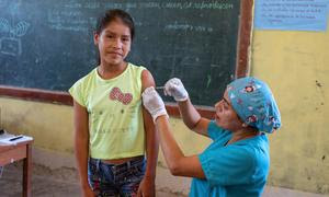 Una enfermera vacuna a una niña de doce años contra el virus del papiloma humano (VPH) en Perú.